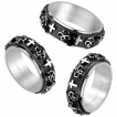 Bague homme acier bandeau tournant à cranes et croix en relief