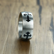 Bague homme acier brossé à croix médiévale noire