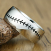 Bague homme acier � couture grav�e style baseball