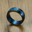 Bague homme acier noire a bandeau de carrés bleus