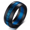 Bague homme acier noire a bandeau de carrés bleus