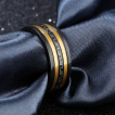 Bague homme � bandes noires et dor�es en acier � frise grec