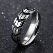 Bague homme en acier � lignes et chevrons noirs