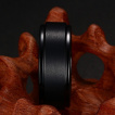 Bague homme en tungstene noir � bande bross�e