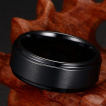 Bague homme en tungstene noir � bande bross�e
