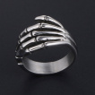 Bague homme rock en acier � main squelette