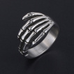 Bague homme rock en acier � main squelette