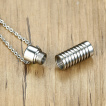 Pendentif cylindre rainur� en acier (urne)