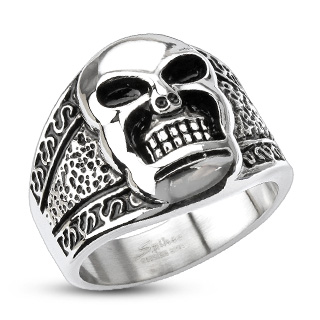 Bague homme en acier � t�te de mort et reliefs tribaux