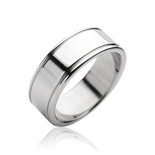 Bague homme en acier au design sobre et �l�gant