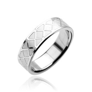 Bague homme acier avec motif � carreaux en relief