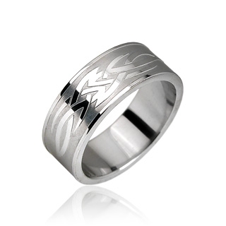 Bague  homme acier avec symbole tribal en  relief