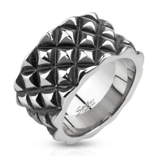 Bague homme en acier � pyramides d�form�es