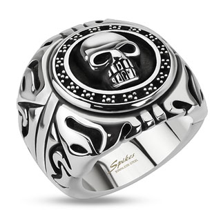 Bague homme en acier avec t�te de mort encadr�e et reliefs �nigmatiques