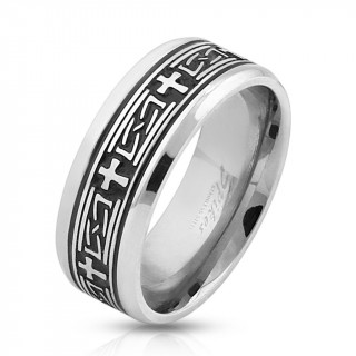 Bague homme en acier avec bande noire � reliefs myst�rieux et croix