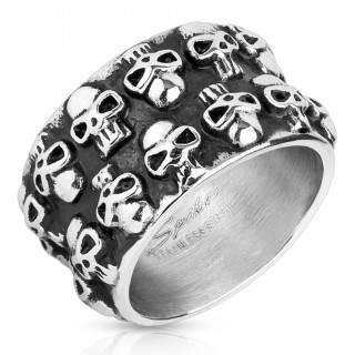 Bague homme noircie en acier entour�e de t�tes de morts
