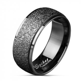 Bague homme noire en acier � bandeau sabl�