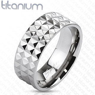 Bague homme titane � reliefs pyramidaux