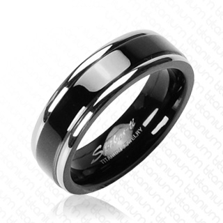 Bague en titane noir � bords gris arrondis