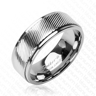Bague homme en titane � bandeau anti-stress travers� de diagonales