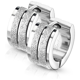 Boucles d'oreilles cr�oles larges en acier � bandes sabl�es