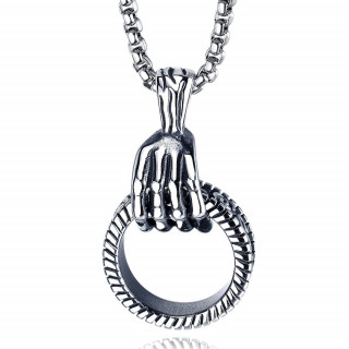 Pendentif acier � main squelette tenant un anneau