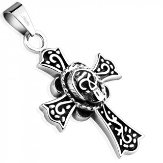 Pendentif croix celtique d�cor�ee en acier avec crane